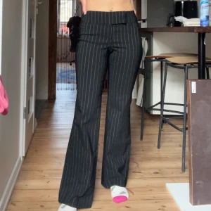 Randiga byxor - Säljer dessa fina randig kostym byxor från H&M. Byxorna är utsvängda och stretchiga. Byxorna är i jätte fin sick och passar bra!❤️