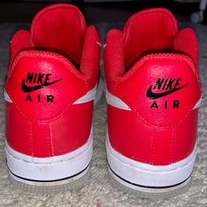 Nike air force - Jättefina röda Nike air force som knappt är använda alls! 