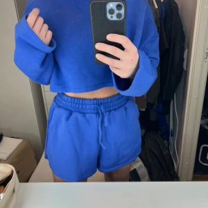 LXA - Säljer det här super snygga settet från LXA (Linn Ahlborgs klädmärke). Både topp och underdel är i fint skick! Vad jag kan se finns inte settet kvar att köpa så passa på! Priset är för både tröjan och shortsen! 