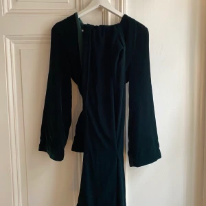 Grönt set - Set att ha till nyår? I grön sammet, storlek 36 men passar 34, kavaj och byxa