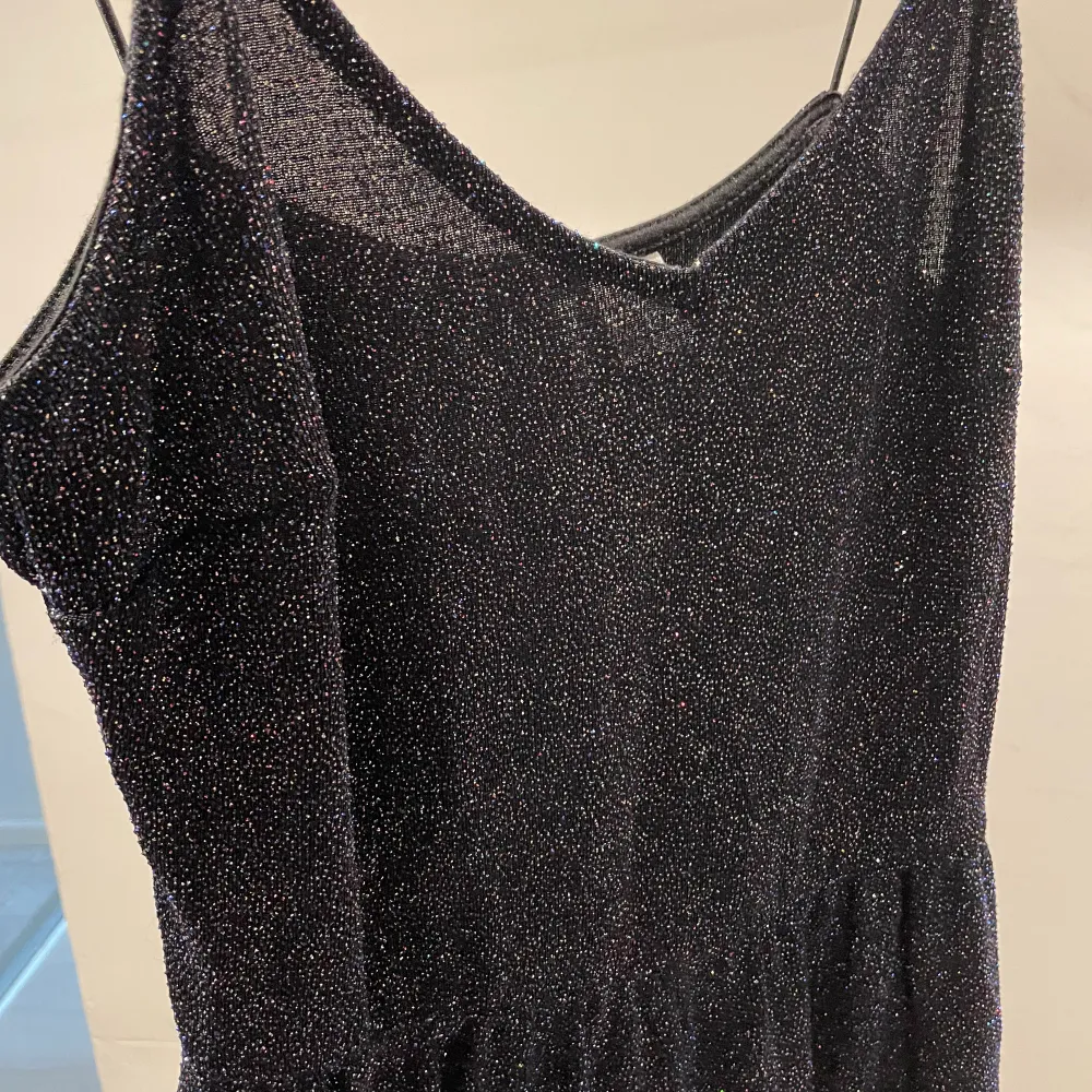 Jättesöt glittrig playsuit från h&m, stretchig och skön och perfekt till festen!. Klänningar.