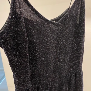 Glittrig playsuit - Jättesöt glittrig playsuit från h&m, stretchig och skön och perfekt till festen!
