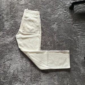 Vita jeans - Passform: straight  Andvänd ett fåtal gånger men inga tydliga tecken på andvändning.  Meddela vid intresse !