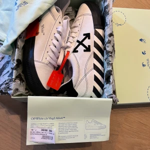 Off White new arrow low vulcanized  - Oanvända  Originalpris 3699kr Först till kvarn 