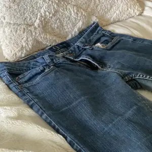 Lågmidjade jeans! Använt fåtal gånger. Strl 44 men dem är mindre!