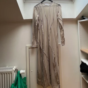 Weekday Seam dress  - Lång klänning i genomskinligt tyg med synliga sömmar. Storlek S. Använd en gång. 