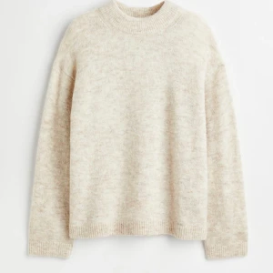 Hm stickad tröja - Säljer denna fina stickade tröja från Hm, knappt använd