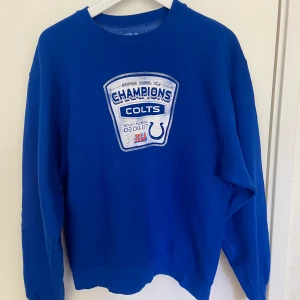 Vintage sweatshirt - Storlek M  Vintage college tröja 