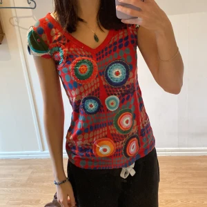 Desigual t-shirt - Snygg tröja från märket Desigual! Cool design på både fram och baksida! Storlek S. Sällan använd, fint skick! 100kr + frakt:)