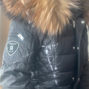 Rock and blue pälsjacka - Använde den kanske under 3 månader sen köpte jag nya jacka. Bra skick, pälsen är fortfarande prefekt och väldigt mjuk. 