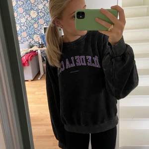 Sweatshirt med tryck - Säljer denna sweatshirten från bershka i storlek M. Tröjan är knappt använd, säljer pga att den inte kommer till användning💕 (köpare står för frakt)