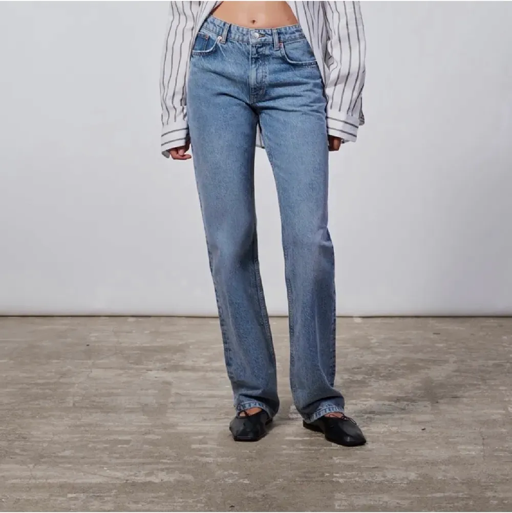 Säljer dessa blå midwaist jeans från zara i strl 40 men passar 38/40. Jag hade dessa när jag var en strl 38. Säljer pga har blivit för stora på mig. Jeansen knäpps med knappar. ❤️. Jeans & Byxor.