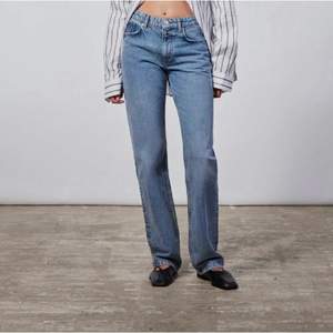 Säljer dessa blå midwaist jeans från zara i strl 40 men passar 38/40. Jag hade dessa när jag var en strl 38. Säljer pga har blivit för stora på mig. Jeansen knäpps med knappar. ❤️