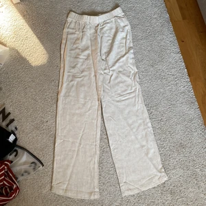 SHEIN linnebyxor  - Ett par linnebyxor från SHEIN som är för tajta i mina lår men annars är fel fria. Vill man ha Frank läggs det till 30kr på priset