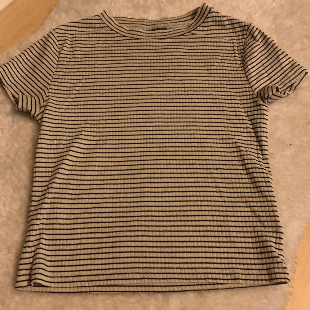 En tröja från H&M vit med svarta ränder. Jag har använt några gånger men är i bra skick. Jag köpte den för 50kr men säljer för 30kr + frakt beroende på hur mycket den väger😁. T-shirts.