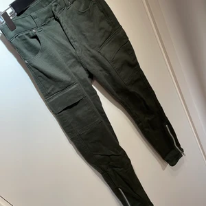 Dr.Denim gröna cargopants - Gröna superstretchiga cargobyxor med sidofickor och blixtlåsdetajer. Tight fit. Oanvända.