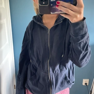 Zip up hoodie - Mysig tjocktröja från lager 157 i storlek M . Pris 50kr+frakt skriv privat för mer bilder/frågor