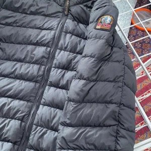 Parajumpers jacka - Hej! Säljer nu min parajumper vår/höst jacka för den har blivit lite för liten på mig o den är i väldigt fint och bra skicka 9/10 och det är stl M men passar S väldigt bra okcså och detta är en lite äldre version som ni ser.