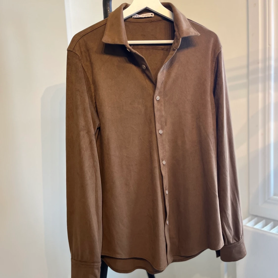 Brun mocka skjorta