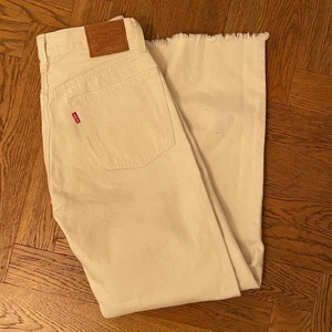 Ljusbeige jeans  - Ljusbeige 501 från Levis.   Storlek: W26 L28  Nästan helt oanvända. 