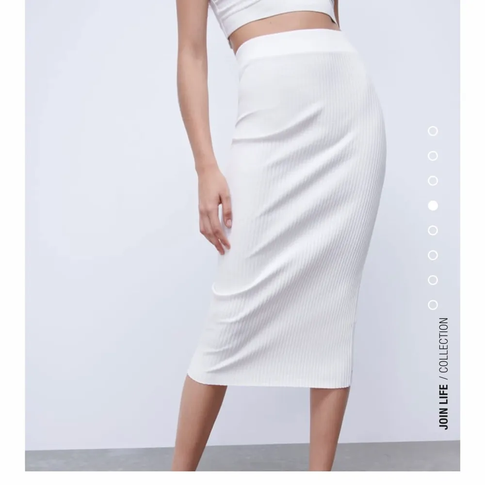 Säljer denna ribbade vita kjol från Zara. Endast använd 1 gång. Köptes någon vecka sen och säljer för att jag inte kommer få användning av den. Sitter som storleken! Pris kan diskuteras vid snabb affär. . Kjolar.