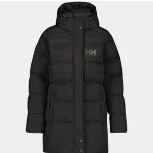 Ny helly hansen vinterjacka - Prislappar kvar på denna vattentäta vinterjacka från helly hansen, storlek 164 MEN mer som en xs ( fick tipset i butik att köpa då de är stora i storlek)  Färgen är svart, andra bilden krånglar färgen pga mobilkameran!  Nypris: 999kr 