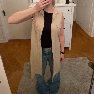 Beige klänning/ kofta - Beige klänning/ kofta köpt från Humana. 