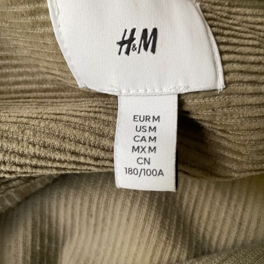 Säljer denna jätte snygga höst jackan från H&M, den är lite stor på mig men det funkar ändå!🔥🔥. Jackor.