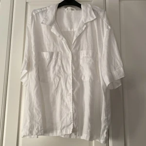 Linneskjorta/blus - Jätte söt Vit linneskjorta/blus ifrån HM