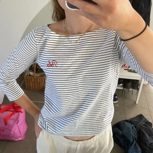 Randig tröja polo! - Superfin blåvitrandig tröja med trekvartsärm! Vid urringning! Står M men skulle säga att det snarare är en S. Skriv om du är intresserad, använder mig inte av köp direkt-funktionen.