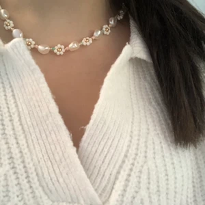 Blom-halsband - 𝐻𝑎𝑙𝑠𝑏𝑎𝑛𝑑𝑒𝑡 𝐻𝑎𝑣𝑒́𝑛🤍🌷  𝐽𝑎̈𝑡𝑡𝑒𝑓𝑖𝑛𝑡 𝑟𝑜𝑠𝑎, 𝑔𝑟𝑜̈𝑛𝑡， 𝑔𝑢𝑙𝑑𝑖𝑔𝑡 𝑜𝑐ℎ 𝑣𝑖𝑡𝑡 𝐵𝑙𝑜𝑚－ℎ𝑎𝑙𝑠𝑏𝑎𝑛𝑑 💐🤍  𝐺𝐽𝑂𝑅𝐷 𝐼 𝐸𝐿𝐴𝑆𝑇𝐼𝑆𝐾 𝑇𝑅𝐴̊𝐷， 𝑂𝐶𝐻 𝑆𝑀𝐴̊ 𝑆𝐸𝐸𝐷 𝐵𝐸𝐴𝐷𝑆 𝐿𝐴̈𝑁𝐺𝐷： 40𝐶𝑀   37 𝑘𝑟 𝑝𝑙𝑢𝑠 𝑓𝑟𝑎𝑘𝑡💚🤍💗⚡️ 12kr frakt Ej vattentät!   Instagram: smileyyjewelry 