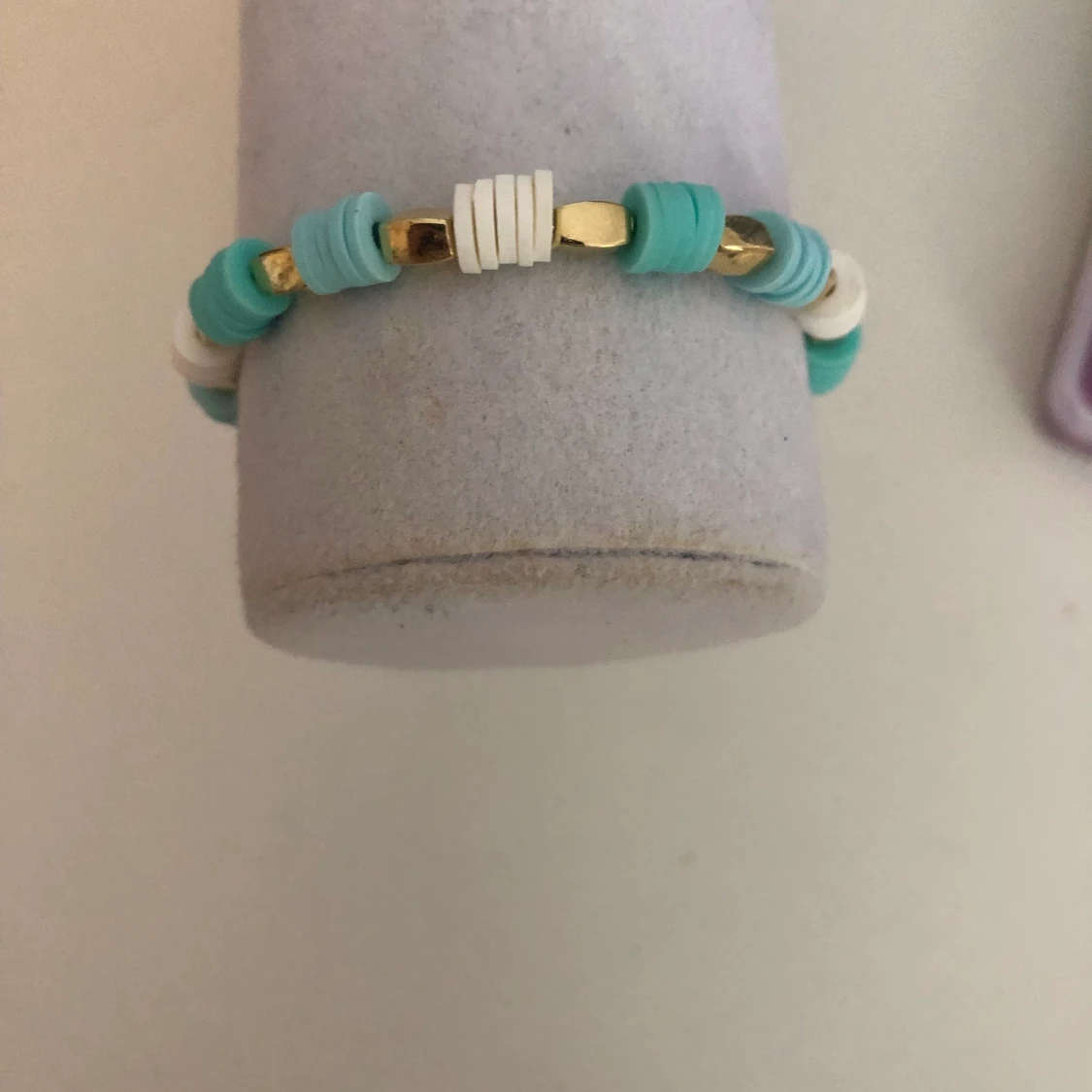 Turkost och vitt armband