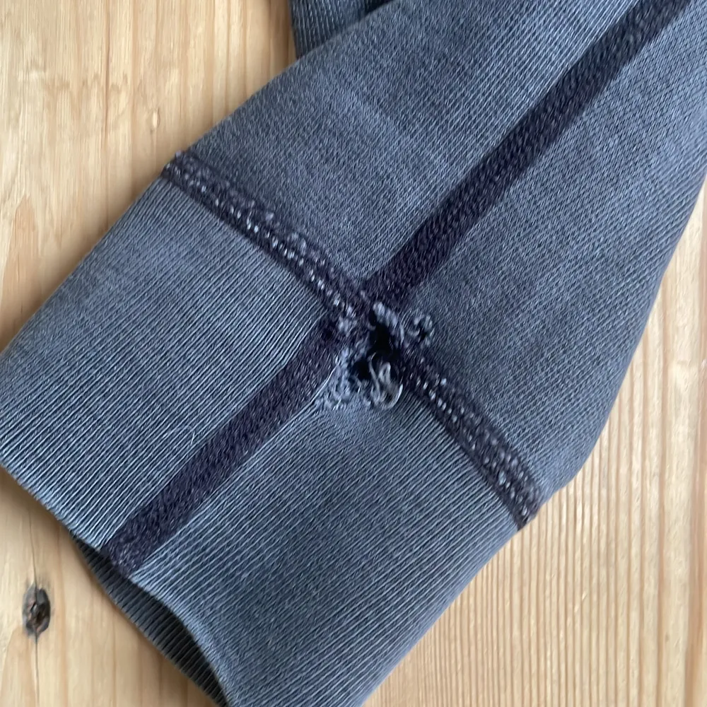 Mörkgrå zip-hoodie från Burberry. Köpt på Grailed men inte använd då den var för stor. Den är inte sliten utan den urtvättade färgen är en del av produkten. Enda skadan är ett hål vid ena ärmen (sista bilden). Köpt på Grailed för $250.. Hoodies.