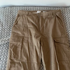 Cargopants från H&M storlek 34 - Ett perfekt par cargopants exakt som man vill ha dom!🤩 Baggy i midjan och perfekt långa! För att vara en storlek 36 så är dom stora i storleken men sitter perfekt baggy för en 36:a!!   Kunden står för frakt🦋
