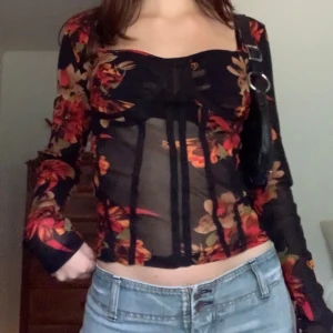 Meshtopp - 💞 KLICKA INTE på köp nu, kontakta mig vid intresse! 💞 Blommig lite korsett-liknande meshtopp, originellt från Missguided! Mer täckande tyg över brösten
