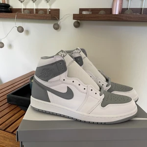 Jordan 1 HIGH OG Stealth - Säljer ett par helt nya Highs. I storlek 42,5 US9 Passar 42 Bara öppnat lådan, inte provade 🤙🏼