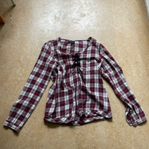 Rutig tröja - Säljer denna fina rutiga tröjan köpt på secondhand. Kontakta gärna för frågor!