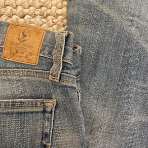 Lågmidjade jeans - Så coola vintage Ralph Laurent jeans! Väl använda. Passar till så mycket, lågmidjade. Jag är 166cm lång.