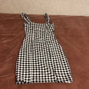 Klänning från H&M - Har haft den här i över 1 år och bara haft på mig den original priset är 150kr och kommer inte sänka det om ni vill se fler bilder fråga privat