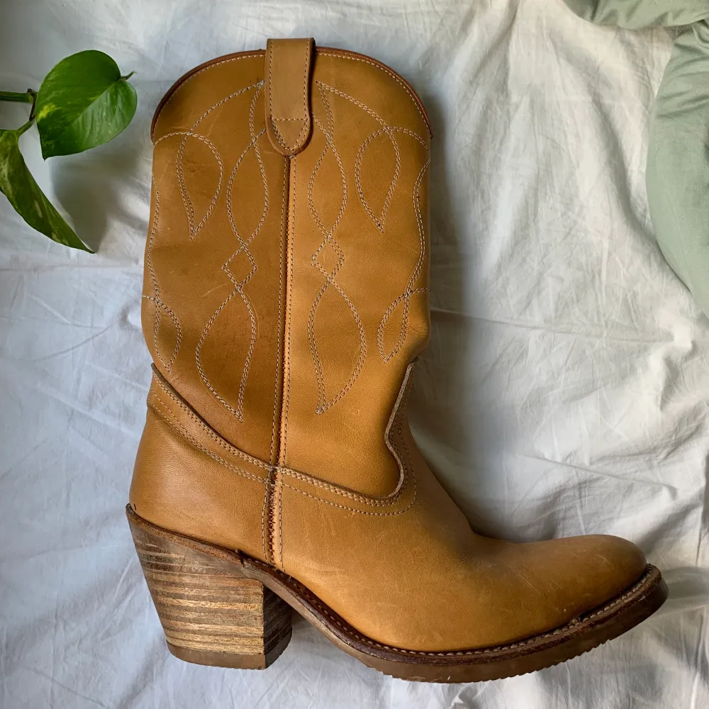 Skitsnygga cowboyboots som tyvärr är för stora 💔💔 skulle gissa på stl 40/41! . Skor.