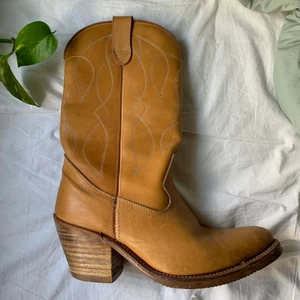 bruna cowboyboots - Skitsnygga cowboyboots som tyvärr är för stora 💔💔 skulle gissa på stl 40/41! 