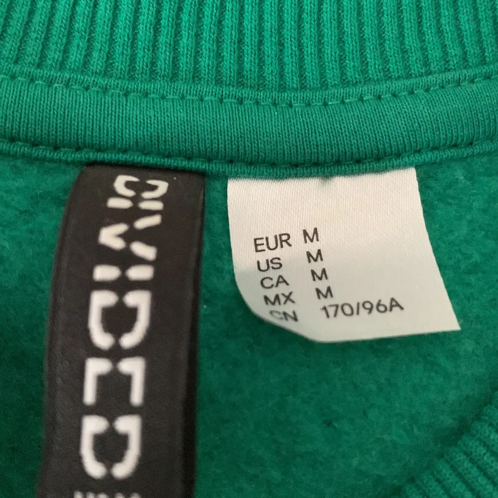 Grön sweatshirt från hm Använd ca 5 ggr. Tröjor & Koftor.