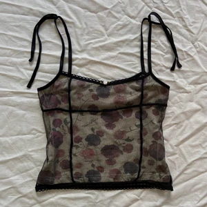 vintage vive maria topp - sååå fint vintage linne från vive maria <3 den har tidigare sytts in men sömmen har sprättats upp så det finns tyvärr märken i tyget där sömmen har varit (se bild 2). det finns också två pyttesmå hål (fråga för bild :))