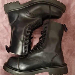 Invader kängor stl40 - Invader kängor med stålhätta i storlek 40.  Knappt använda. I toppen skick!