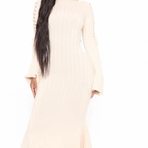 Fashionnova knit maxi klänning  - Ribbad maxi klänning , breda händer , naturvit, formande, strechy så den borde även passa för folk med S i storlek  , använt 2 gånger 