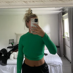 Topp - Säljer denna topp då jag tyvärr inte tycker jag passar i den! Aldrig använd från hm storlek S💕 Frakt tillkommer 