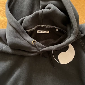 Our legacy Workshop hoodie - Säljer denna fantastiska hoodie från our legacy, najs boxy fit, bra tjocklek på materialet och perfekt nu till hösten. 