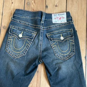 True Religion bootcut jeans - Feta trueys i bootcut. Köpta direkt från True Religons webbsida, tags finns kvar, se bild. Nypris $199. Sparsamt och försiktigt använda, enda märkbara slitaget syns nere vid fotändan.