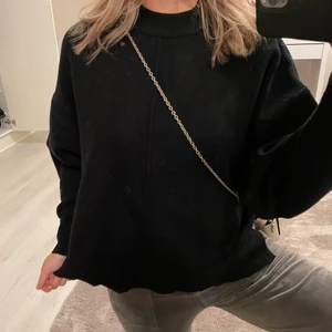 Stickad tröja Zara - Snygg svart stickad tröja från zara. Slits i sidan se bild. Fint skick inga defekter eller fel på den. 