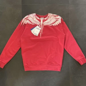 Marcelo Burlon Tröja - 9,5/10 Använd 1 gång typ HELT NY - Digital kvitto, tags och påse till den  Tillkommer  KAN STÅ FÖR FRAKTEN FLER OCH KLARA BILDER KAN FÅS ÄVEN Köpt på farfetch :) Kan gå ner i pris vid snabbaffär   NYPRIS 2800  Mitt pris 999